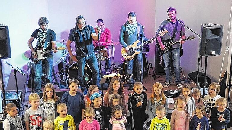 Rockten gemeinsam: Zero und die Kinder des Singkreises des Gerolzhöfer Liederkranzes.