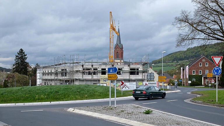 Die Verkehrsinsel des Kreisels B 287 bei Euerdorf bleibt aus haftungstechnischen Gründen unbepflanzt.  Foto: Gerd Schaar       -  Die Verkehrsinsel des Kreisels B 287 bei Euerdorf bleibt aus haftungstechnischen Gründen unbepflanzt.  Foto: Gerd Schaar