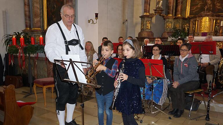 Die Nachwuchsmusiker aus Schmalwasser,  Max und Emma Schnürch zeigten bei einigen weihnachtlichen Stücken ihr Können.