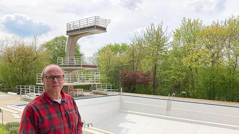 Roland Bühner sucht dringend Mitarbeiter für das Terrassenschwimmbad in Bad Kissingen.  Foto: Charlotte Wittnebel-Schmitz       -  Roland Bühner sucht dringend Mitarbeiter für das Terrassenschwimmbad in Bad Kissingen.  Foto: Charlotte Wittnebel-Schmitz