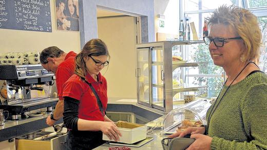 Viele Büchereibesucher sind begeistert vom Service des Lesecafés. PAT CHRIST