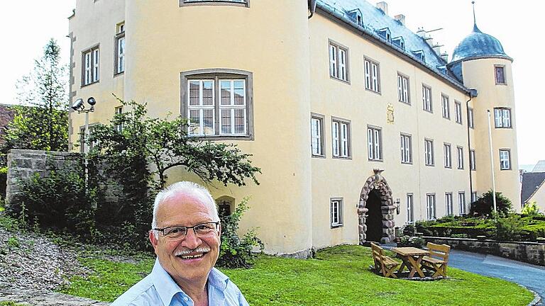 Das Echter-Schloss in Oberschwarzach soll zum Gemeindemittelpunkt werden. Hier wird Bürgermeister Manfred Schötz im Rathaus residieren und hier soll es auch eine Bücherei, Vereinsräume und eine Bürgercafé-ähnliche Einrichtung geben, Die Gemeinde hat das Schloss Oberschwarzach im Erbbaurecht auf 99 Jahre übernommen.