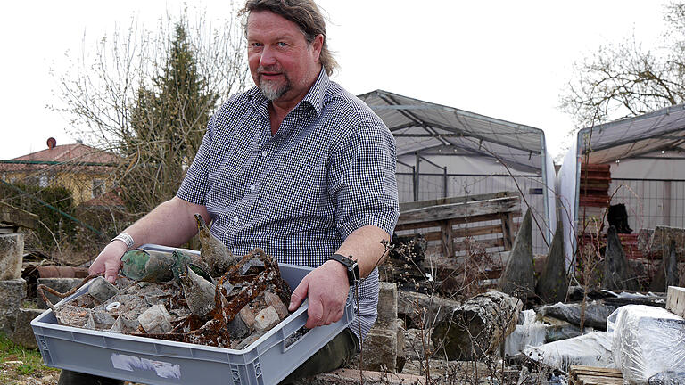 Archäologe Dieter Heyse zeigt bei seinem Depot in Schwarzach am Main eine von rund 100 Kisten voll Keramik und Scherben, die seine Mitarbeiter bei Grabungen im Stadtzentrum fanden. Foto: Kirsten Schlüter Archäologe Dieter Heyse zeigt bei seinem Depot in Schwarzach am Main eine von rund 100 Kisten voll Keramik und Scherben, die seine Mitarbeiter bei Grabungen im Stadtzentrum fanden. Foto: Kirsten Schlüter
