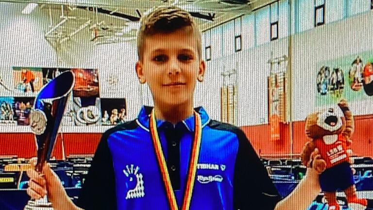 Der elfjährige Vova Nevzhyn (im Bild) und seine inzwischen berufstätigen Eltern fühlen sich in Bad Königshofen pudelwohl. Vova macht Riesen-Fortschritte im Tischtennis und in der Eingliederungsklasse der Realschule. Der elfjährige Vova Nevzhyn (im Bild) und seine inzwischen berufstätigen Eltern fühlen sich in Bad Königshofen pudelwohl. Vova macht Riesen-Fortschritte im Tischtennis und in der Eingliederungsklasse der Realschule.