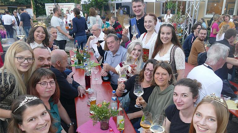 Nach der Eröffnung des Weinfestes Romantik&amp;Wein mischten sich Weinprinz Julius I. (hinten rechts) und die Weinhoheiten aus dem Umland unter die Weinfestgäste und stießen mit ihnen an.