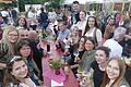 Nach der Eröffnung des Weinfestes Romantik&amp;Wein mischten sich Weinprinz Julius I. (hinten rechts) und die Weinhoheiten aus dem Umland unter die Weinfestgäste und stießen mit ihnen an.