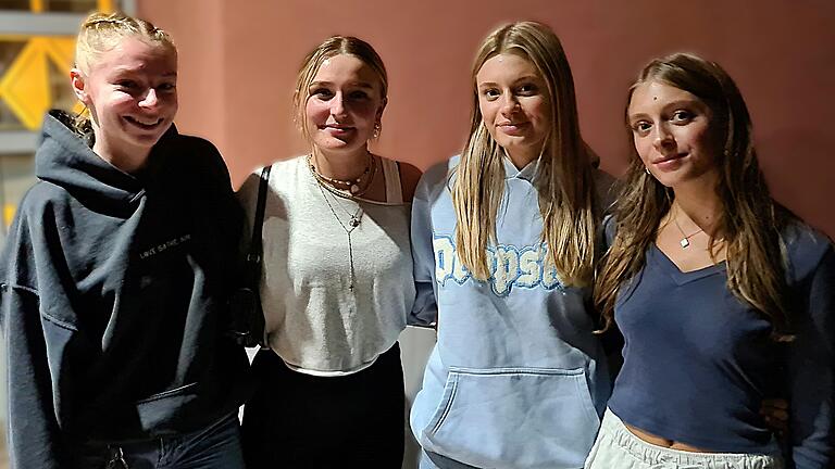 Lucy Ebert (19), Viktoria Thaler (19), Marie (18) und Emilia (20) Rößner aus Ortsteilen von Volkach wunderten sich, dass nicht mehr junge Leute in ihrem Alter beim Infoabend waren. Lucy Ebert (19), Viktoria Thaler (19), Marie (18) und Emilia (20) Rößner aus Ortsteilen von Volkach wunderten sich, dass nicht mehr junge Leute in ihrem Alter beim Infoabend waren.