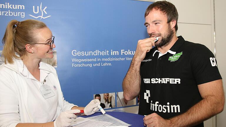 Ceven Klatt, Trainer der DJK Rimpar Wölfe, mit Katharina Rappert von der Uniklinik Würzburg bei der Stammzellen-Typisierungsaktion des "Netzwerk Hoffnung" auf der Mainfrankenmesse. Ceven Klatt, Trainer der DJK Rimpar Wölfe, mit Katharina Rappert von der Uniklinik Würzburg bei der Stammzellen-Typisierungsaktion des "Netzwerk Hoffnung" auf der Mainfrankenmesse.