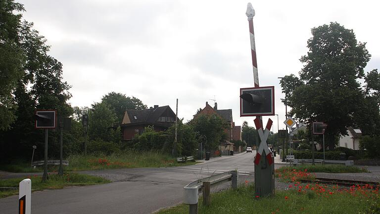 Die Bahntrasse der stillgelegten Steigerwaldbahn, hier in Kleinlangheim, am Bahnübergang in der Bahnhofstraße.