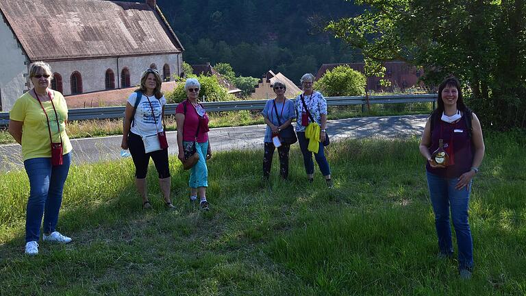 Mit viel Witz und Charme präsentierte Silvia Friedrich (rechts), die ehemalige Weinprinzessin aus Dertingen, den Bronnbacher Klosterweinberg und berichtete Wissenswertes über Weinbau und das Leben in der ehemaligen Zisterzienserabtei.