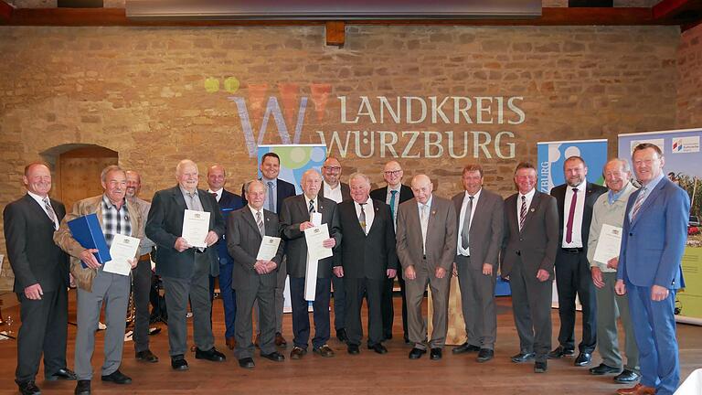 Zahlreiche Feldgeschworene im Landkreis Würzburg wurden geehrt. Diese Männer üben das Amt seit 50 Jahren aus. Landrat Thomas Eberth (Dritter von rechts) zeichnete die Jubilare aus und auch die Bürgermeister der Heimatgemeinden der Siebener gratulierten.