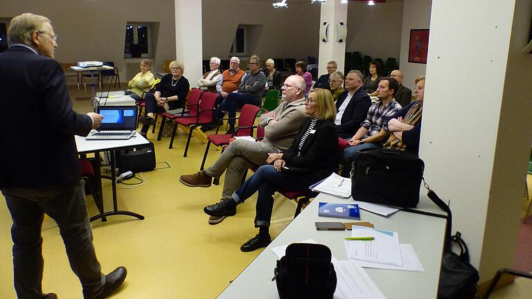 Der ehemalige Volkacher Chefarzt, Georg Klose (links außen), leitete die Diskussionsrunde bei der Mitgliederversammlung . Vorne rechts Stefan Unkelbach und Bettina Süß.