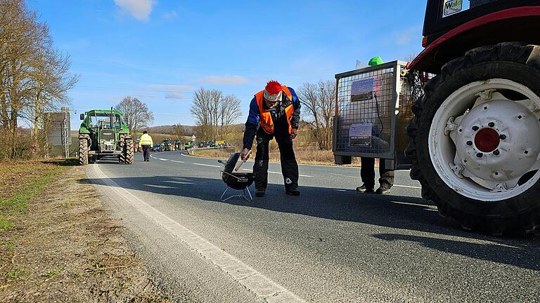 An der Autobahnauffahrt A7 bei Helmstadt haben die Landwirte die Autobahn blockiert und grillten auf dem Fahrbahnstreifen