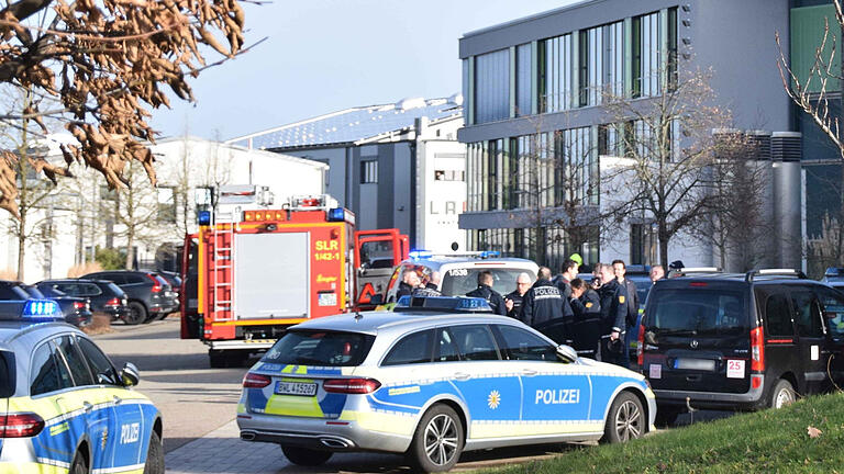 Polizeieinsatz in Schule in St. Leon-Rot.jpeg       -  An einer Schule in St. Leon-Rot wurde eine Schülerin am 25. Januar 2024 getötet. Einsatzkräfte der Polizei haben wenig später einen 18-Jährigen festgenommen.