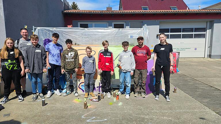 Die Teilnehmenden des Graffiti-Workshops in Estenfeld.