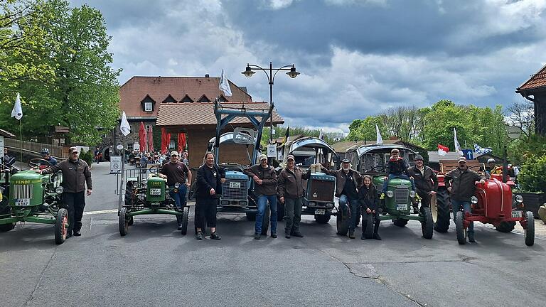 Mit 15 Kilometern pro Stunde fuhren die Bulldog Freunde Aalbachtal zum Kreuzberg (von links): Daniel Bachmann (Fendt Dieselross), Tim Sparfeld (Fendt Dieselross), Klaus Neumann (Beifahrer), Thomas Sparfeld (Hanomag Granit 500/E), Thomas Hoffmann (Hanomag Granit 500/1),  Alfred Bauer (Beifahrer), Sebastian Huppmann (Fendt Farmer 1), Thomas Bachmann (Porsche).