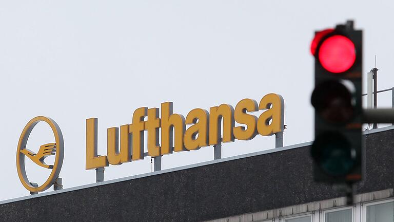 Lufhansa-Logo vor roter Ampel       -  Die EU-Kommission untersucht Staatshilfen für den Lufthansa-Konzern. (Archivbild)