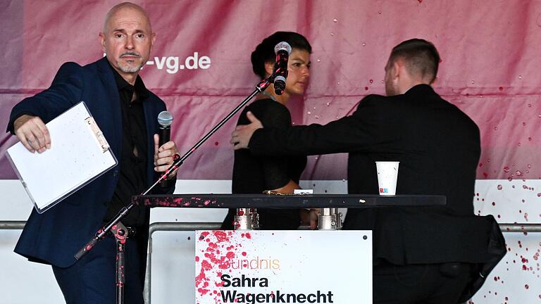 Thüringen Wahlkampf BSW       -  Wagenknecht bei Wahlkampfauftritt mit Farbe bespritzt.