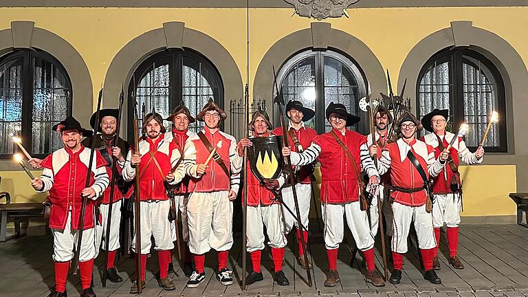 Die Stadtknechte stehen vor dem Rathaus Lichtenfels.       -  Die Stadtknechte stehen vor dem Rathaus Lichtenfels.