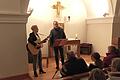 Karla Amore und Pfarrer Dr. Petro Müller singen gemeinsam für die Besucherinnen und Besucher in der vollbesetzten Friedenskapelle.