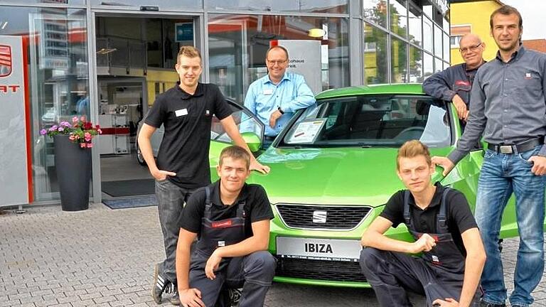 Ausbildung bei Seat-Streit: Inhaber Rudolf Streit, Werkstattmeister Bernd Faulstich und Serviceleiter Christoph Fischer (hinten, von links) mit Andreas Mühlen, Andreas Bartl und Jason Lattermann (vorne, von links).