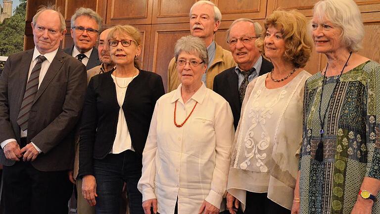 Blicken auf eine lange Erfolgsgeschichte zurück: Die Gründungsmitglieder der Deutsch-Britischen Gesellschaft Würzburg.