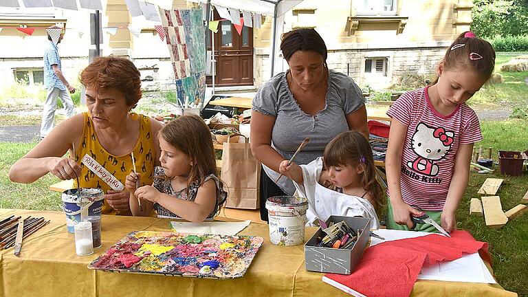 Rita Katharina Kolb (links) baut mit den Kindern heute ein Boot. Auch eine Mama baut mit.