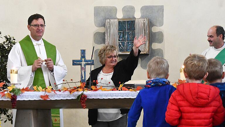 Im Rahmen des Erntegottesdienstes wurde Kindergartenleiterin Astrid Metz zum 25. Dienstjubiläum gratuliert und „Danke“ gesagt. Im Rahmen des Erntegottesdienstes wurde Kindergartenleiterin Astrid Metz zum 25. Dienstjubiläum gratuliert und „Danke“ gesagt.
