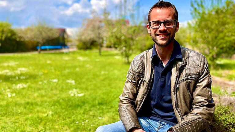 Björn Denner tritt als Kandidat der Wählergruppe 'Miteinander für den Markt Oberelsbach' am 15. Mai bei den Bürgermeisterwahlen in Oberelsbach an. Das Bild zeigt den 35-Jährigen in seinem Garten in seinem Wohnort Unterelsbach.