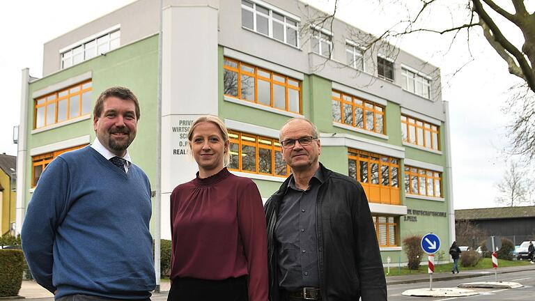 Dominik Steinruck (links) ist Vorsitzender des Schulvereins der Wirtschafts- und Realschule O. Pelzl, der Julia Prowald als Leiterin der Realschule und Lothar Antlitz als Leiter der Wirtschaftsschule vorstehen.