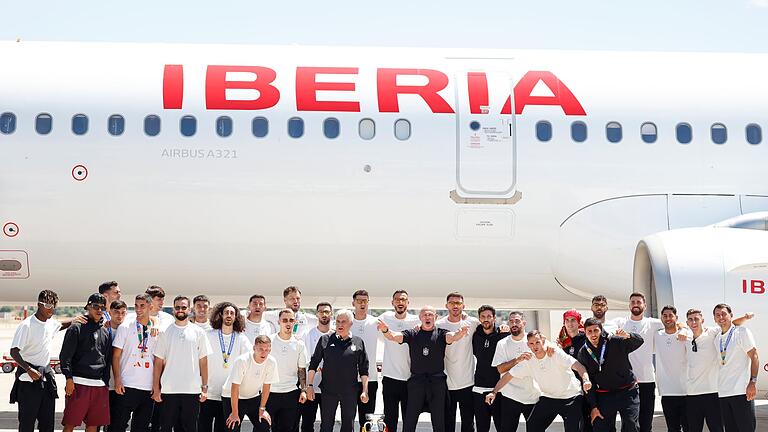 Euro 2024: Spanien       -  Wenige Minuten nach der Landung der Iberia-Maschine aus Berlin in der spanischen Hauptstadt präsentieren die Spieler und die Begleitmannschaft den begehrten Pokal.