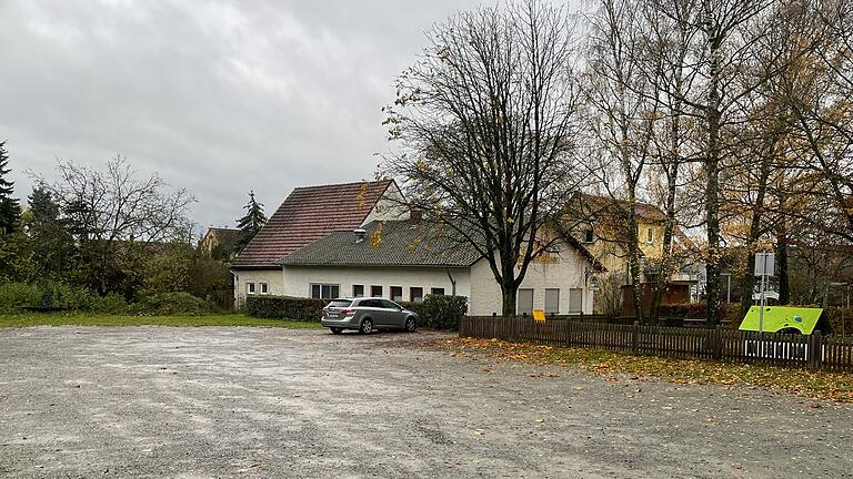 Der Reisemobiltourismusexperte schlägt als Einzelstellplatz außerdem das Gelände am Sportheim in Rügshofen vor. Der Reisemobiltourismusexperte schlägt als Einzelstellplatz außerdem das Gelände am Sportheim in Rügshofen vor.