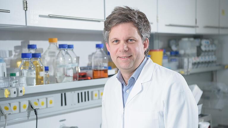 Der Würzburger Virologe Prof. Lars Dölken rät bei der vierten Impfung zu den an die Omikron-Variante angepassten Impfstoffen.