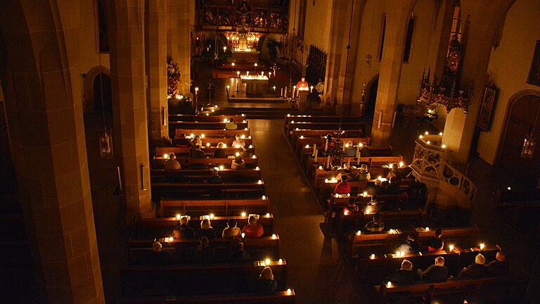 Die Rorate-Feiern (Archivbild aus Bad Königshofen) starten schon frühmorgens im Advent. Cilli Pigor erinnert sich, wie das ihrer Kindheit war.