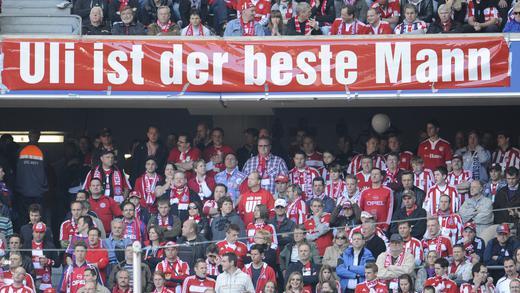 Uli-Hoeneß-Steueraffäre       -  'Uli ist der beste Mann'. Doch 2013 wurde bekannt, dass Uli Hoeneß, damals Präsident des deutschen Fußballrekordmeisters FC Bayern München, Steuern hinterzogen haben soll. Dafür wurde er 2014 zu drei Jahren und sechs Monaten Haft verurteilt.Wer ist Uli Hoeneß? Stationen aus dem Leben eines erfolgreichen Mannes, der gestolpert ist.