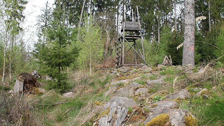 Auf dem Gaiberg bei Neustadt finden sich Reste einer Wallanlage. Dieser &bdquo;Keltenwall&ldquo; stammt mutmaßlich aus ur- und frühgeschichtlicher Zeit und diente womöglich später bei den Ungarneinfällen noch einmal als Unterschlupf für Mönche.