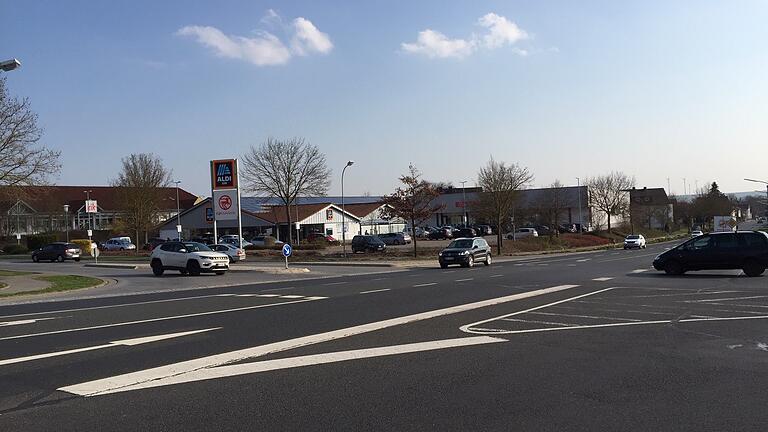 An der sogenannten Aldi-Kreuzung im Norden von Mellrichstadt wird ein Kreisverkehr gebaut. Geht es nach der Stadt, sollen die Arbeiten noch im Frühjahr beginnen.