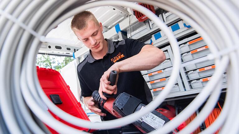 Im unterfränkischen Handwerk wurden wegen Corona etwa 100 Lehrgänge für Auszubildende verschoben. Auch in anderer Hinsicht hat die Krise in der Region tiefe Spuren bei der beruflichen Fortbildung hinterlassen. Im unterfränkischen Handwerk wurden wegen Corona etwa 100 Lehrgänge für Auszubildende verschoben. Auch in anderer Hinsicht hat die Krise in der Region tiefe Spuren bei der beruflichen Fortbildung hinterlassen.