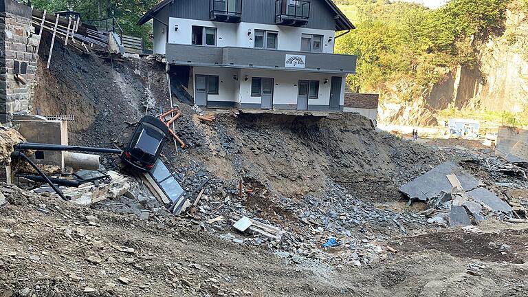 Das Bild aus Kreuzberg im Ahrtal zeigt das Ausmaß der Zerstörung durch die Flutkatastrophe – das Haus hängt in der Luft, die Straße ist weg und das Fahrzeug konnte bisher nicht geborgen werden. Das Bild aus Kreuzberg im Ahrtal zeigt das Ausmaß der Zerstörung durch die Flutkatastrophe – das Haus hängt in der Luft, die Straße ist weg und das Fahrzeug konnte bisher nicht geborgen werden.