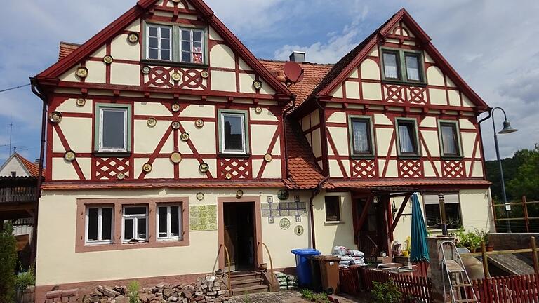 Das Anwesen von David Hettiger in Hafenlohr, es wurde 2006 renoviert. Das Anwesen von David Hettiger in Hafenlohr, es wurde 2006 renoviert.