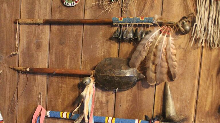 Zahlreiche Indianer-Artefakte hat Edwin Wild gesammelt beziehungsweise selbst angefertigt. Zahlreiche Indianer-Artefakte hat Edwin Wild gesammelt beziehungsweise selbst angefertigt.