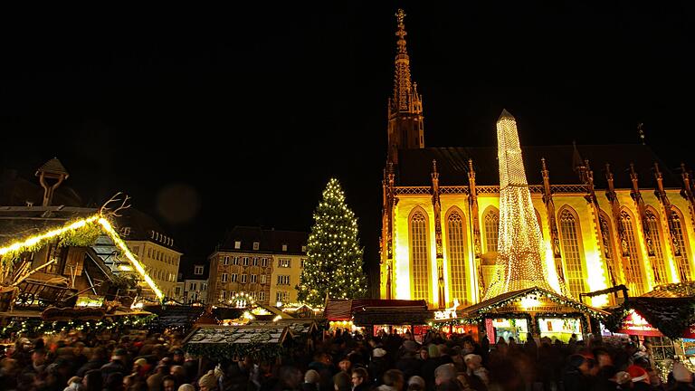 Der Würzburger Weihnachtsmarkt hat eine lange Tradition und ist auch am Abend gut besucht.