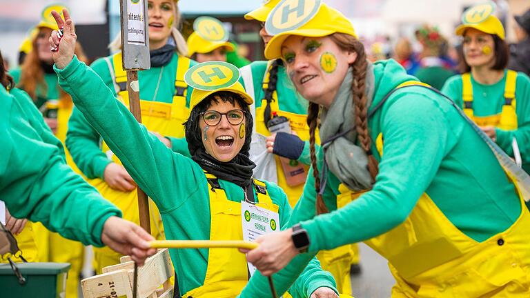 Der Faschingszug am Rosenmontag bildet den närrischen Höhepunkt des Wargolshäuser Faschings. Im Bild die Laufgruppe 'ÖPNV Irmelshausen'.