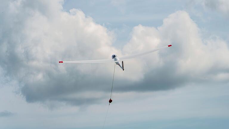 Älteste Segelflugschule der Welt wird 100 Jahre       -  Ein Segelflugzeug hebt mit Hilfe einer Seilwinde vom Flugplatz auf der Wasserkuppe ab.