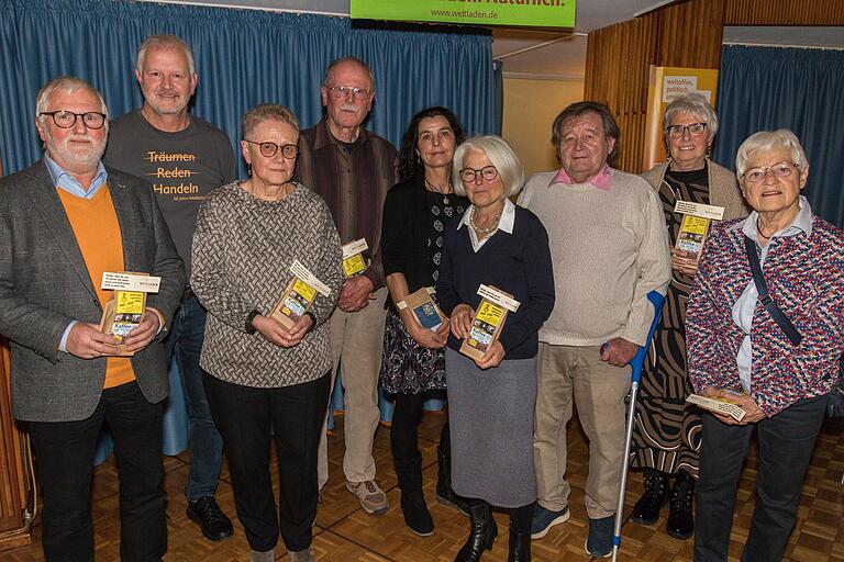 Der Vorsitzende des Eine-Welt-Vereines Esperanza Gemünden, Wolfgang Fella, dankte den Gründungsmitgliedern mit einem kleinen Geschenk (von links): Wolfgang Weinig, Wolfgang Fella, Brigitte Hahn, Franz Gerhard, Birgit Rüger, Mechthild Gumpp, Hans-Jürgen Gumpp, Doris Betz und Inge Gutbrod