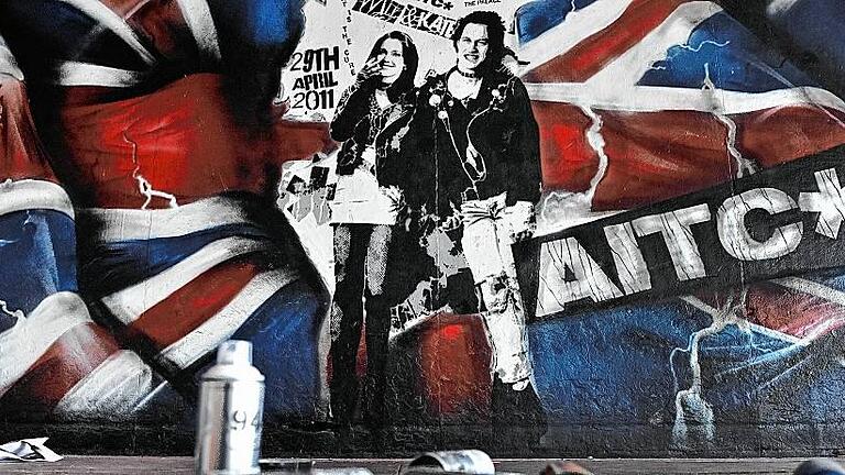 Street Artist Paint Mural of Prince William and Kate Middleton as       -  Punk ist längst hoffähig: Auf diesem Streetart-Bild in London sehen Prinz William und Herzogin Kate vom Outfit her wie der Sänger und Bassist der Sex Pistols, Sid Vicious, und seine Freundin Nancy Spungen aus.