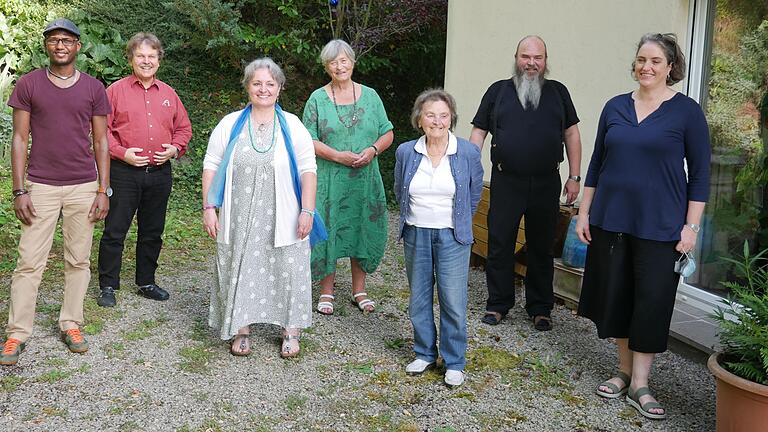 Bei der Mandala-Herbstausstellung präsentierten sechs Künstler Mandala-Bilder im Zendo (von links): Musiker Suleiman Djibo und die Maler Jochen Niemuth, Brigitte Geuss, Margarete Sydath, Maria Niemuth, Diethmar Morawski und&nbsp; Friederike Strub.