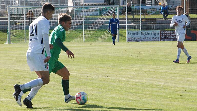 Jannik Binder (grünes Trikot) und der TSV Großbardorf konnten im Derby gegen den TSV Abstwind (links Matthias Wächter) offensiv kaum Akzente setzen.