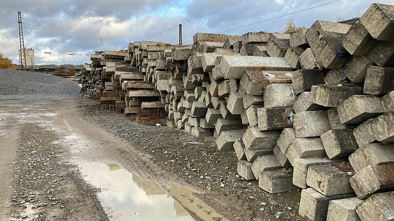 Am Karlstadter Bahnhof ist ein Umschlagplatz für Baumaterial. Dort lagern beispielsweise ausgediente Schwellen und neuer Schotter.