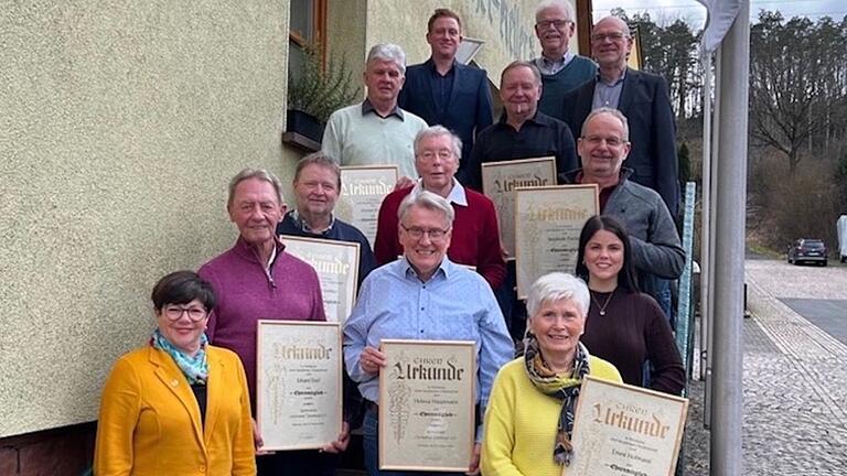 Ehrungen beim SVE (vorne von links): Maria Fersch (40 Jahre Gold), die neuen Ehrenmitglieder Emmi Hofmann, (zweite Reihe von links): Erhard Eitel, Helmut Hauptmann, Theresa Fersch (2. Vorständin), (dritte Reihe von links): Volker Liebler, Joachim Vogel, Frank Fischer, (vierte Reihe von links): Werner König, Edgar Eyrich, (hinten von links): Daniel Fersch (2. Vorstand), Stefan Schwind (2. Bürgermeister), Guntram Arnold (1. Vorstand).